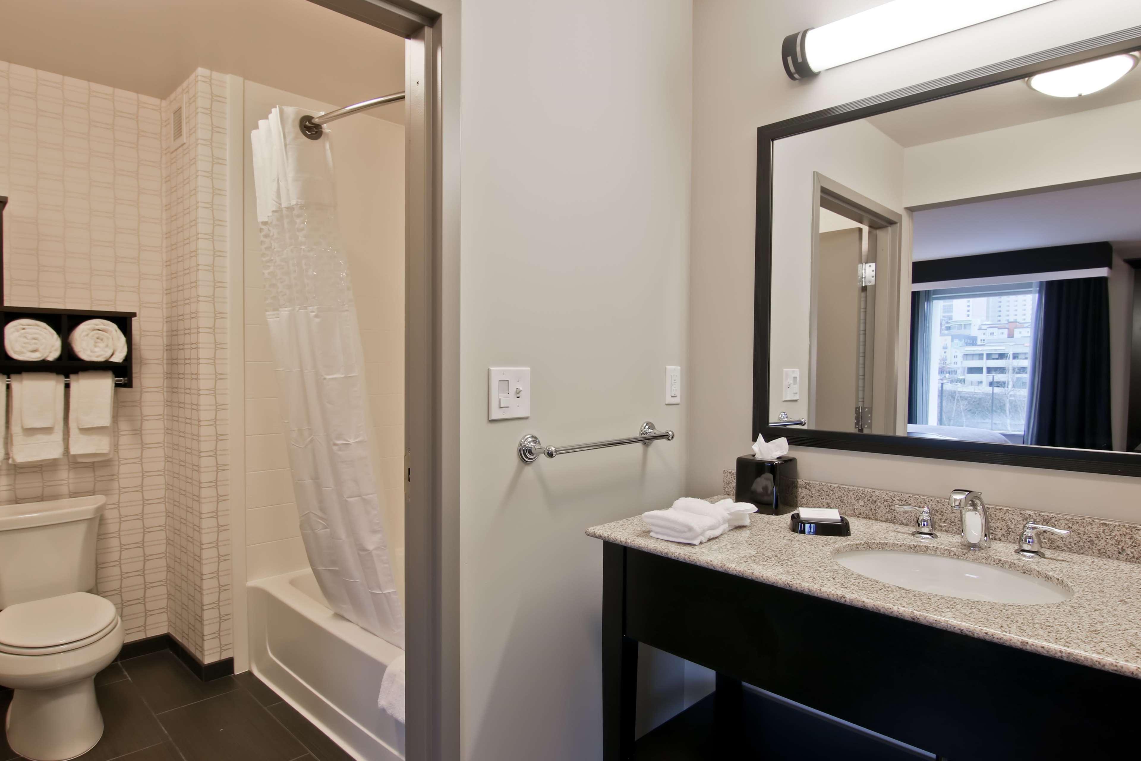 Hampton Inn & Suites Bellevue Downtown/Seattle Екстериор снимка